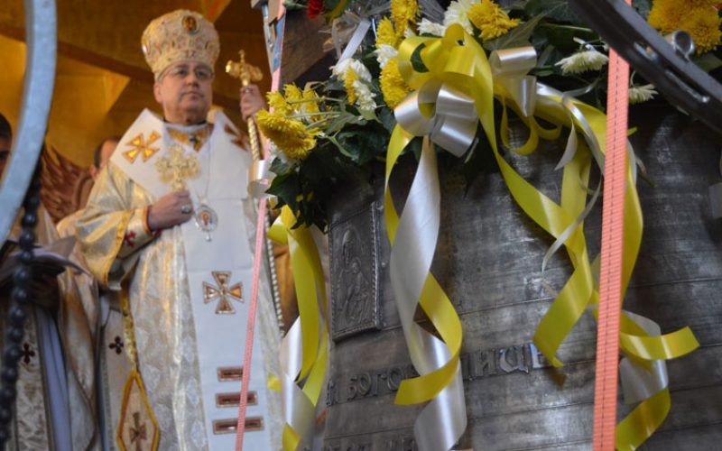 Епископот Стојанов ги освети новите камбани на Струмичката катедрала