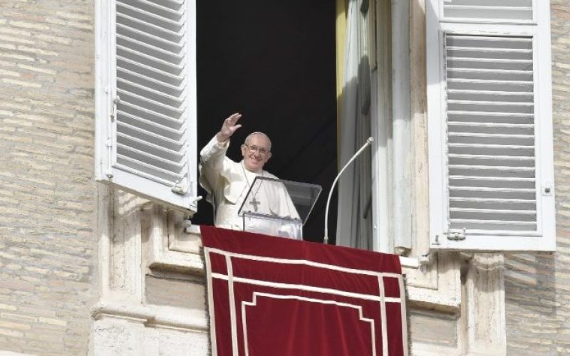 Папата: Ако Бог е во нашето срце, радоста е потполна