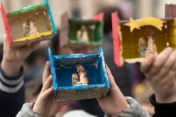 Папата Фрањо благослови статуетки Детето Исус