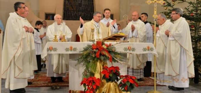 Бискупот Стојанов служеше Божиќа Миса во Скопската катедрала