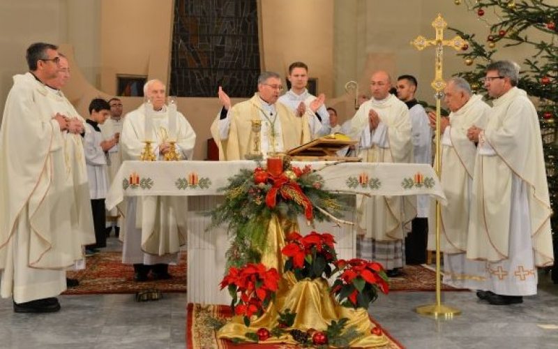 Бискупот Стојанов служеше Божиќа Миса во Скопската катедрала