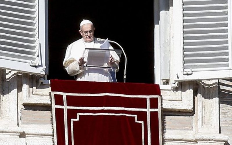 Папата Фрањо: Исус е благослов за секој човек и за целото човечко семејство