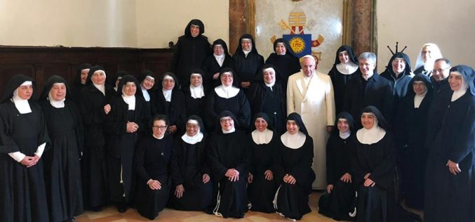 Папата Фрањо ги изненади кларисите во Умбрија