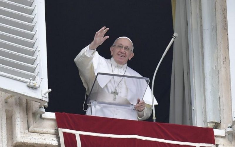 Папата: Запамтете ја датата на вашето Крштение