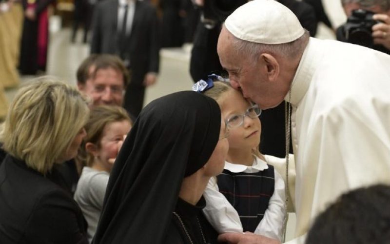 Папата Фрањо: Молете го Бог како што детето го моли својот татко