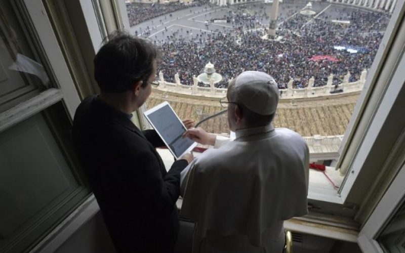 Папата Фрањо отвори нова молитвена апликација „Click to pray“ и го активира својот профил