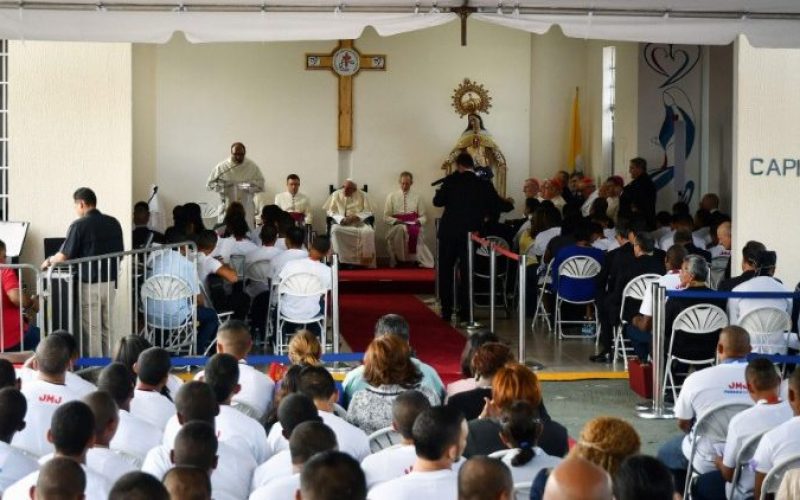 Папата во малолетничкиот затвор: Бог не гледа етикети и предрасуди, туку деца