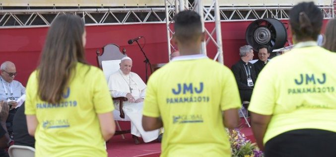 Папата: Научете да го ставате посланието на прво место