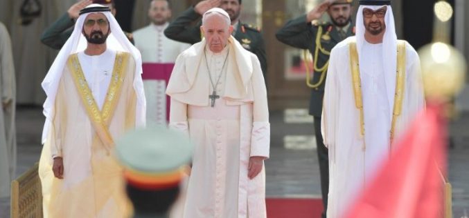 Папата Фрањо ја започна историската посета на Обединетите Арапски Емирати
