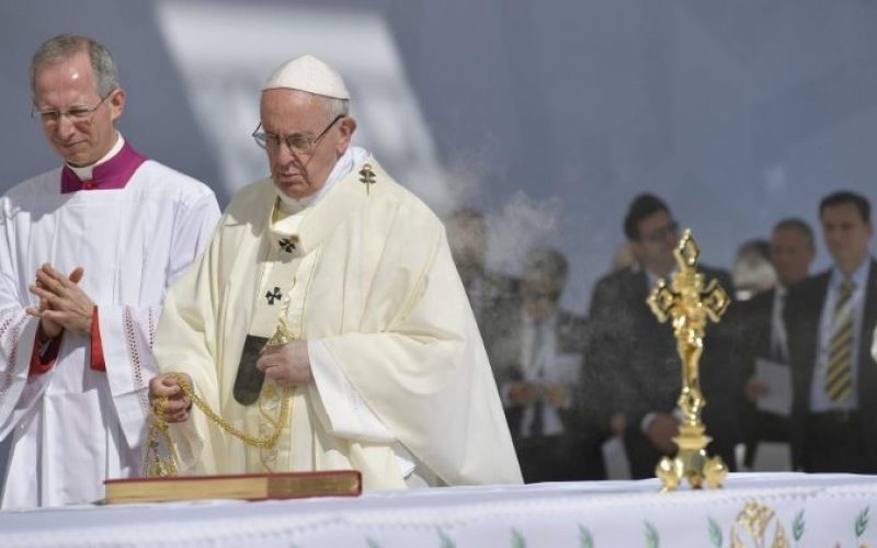 Папата Фрањо служеше света Миса во Абу Даби