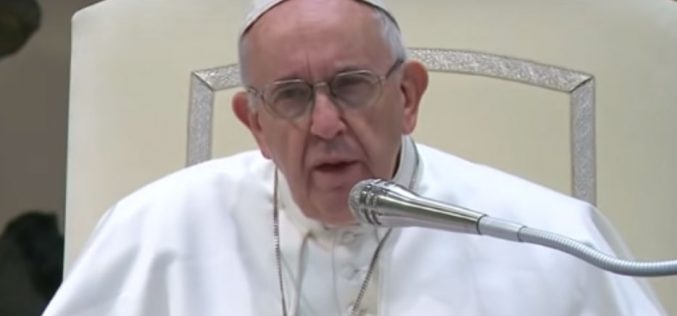 Папата се помоли за мигрантите кои загинаа во бродолом на Карипското Море