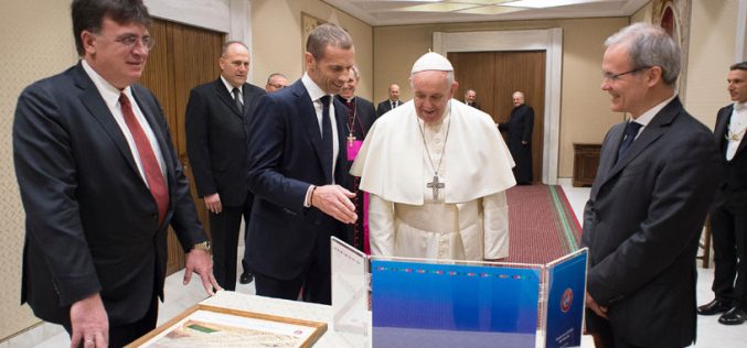 Папата Фрањо се сретна со претседателот на Европскиот фудбалски сојуз
