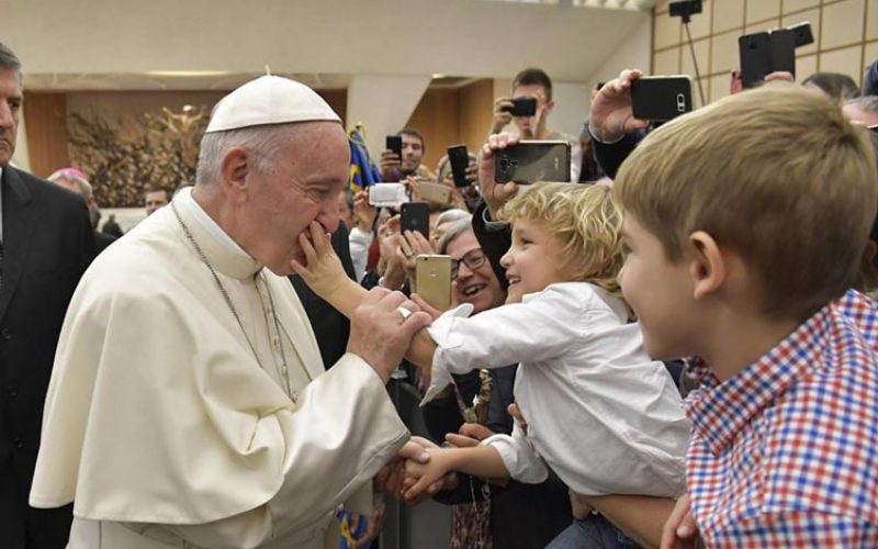 Во Твитер порака Папата повика да се спасат децата војници