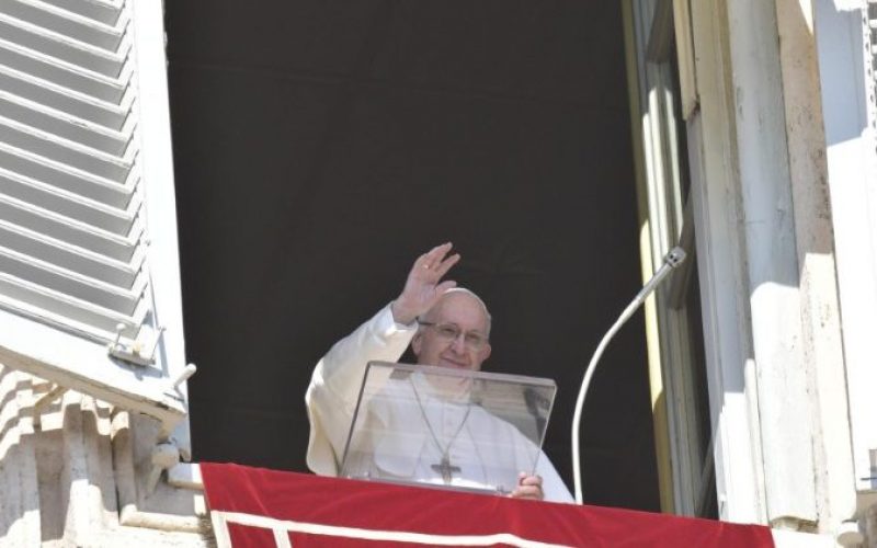 Папата Фрањо: Своите добра поделете ги и не правете од нив идоли