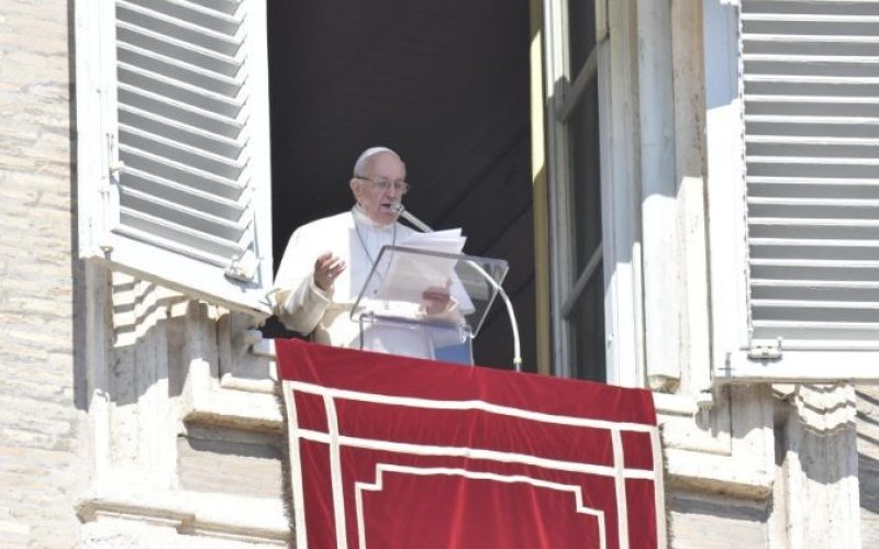 Папата повика на молитва за средбата со претседателите на епископските конференции