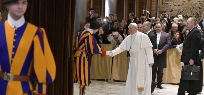 Папата: Никој не е сам, затоа што Бог нѐ љуби