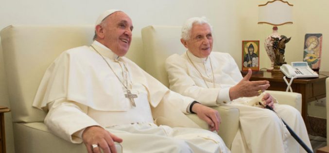 Папата ги повика верниците да се молат за него и за почесниот папа Бенедикт XVI