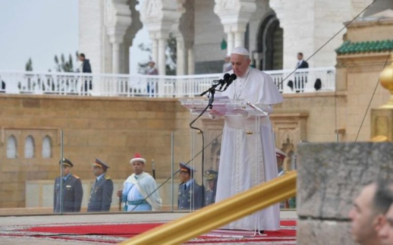 Папата: Мигрантите треба да се гледаат како личности, а не како бројки
