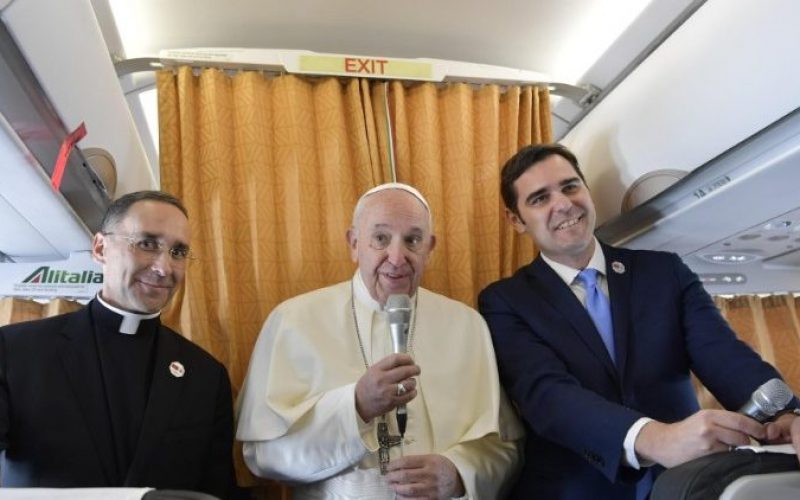 Папата разговараше со новинарите во авионот на враќање од Мароко