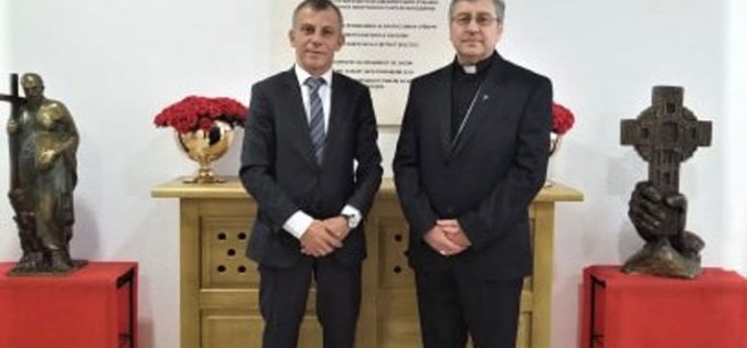Средба на бискупот Стојанов со г-дин Едмонд Адеми, министер без ресор