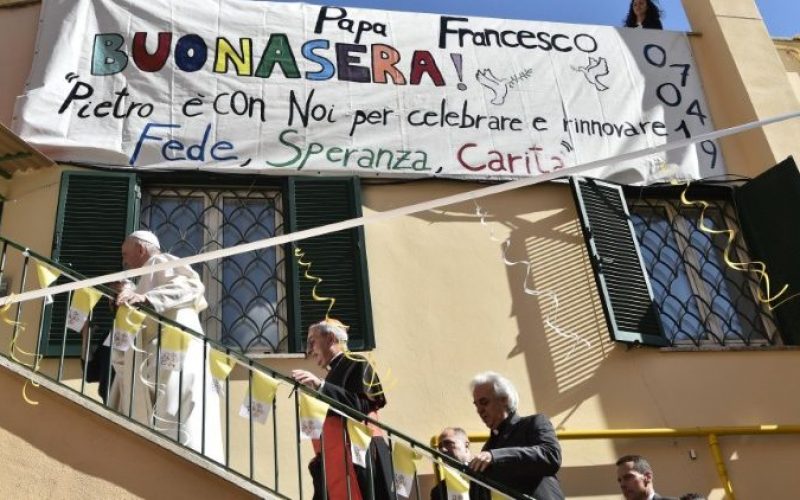 Папата ја посети римската парохија во населбата Монтеверде