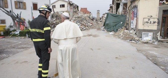 Папата ќе посети италијански регион разрушен од земјотрес