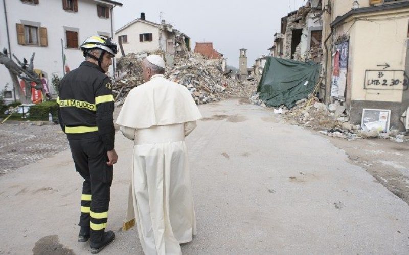 Папата ќе посети италијански регион разрушен од земјотрес