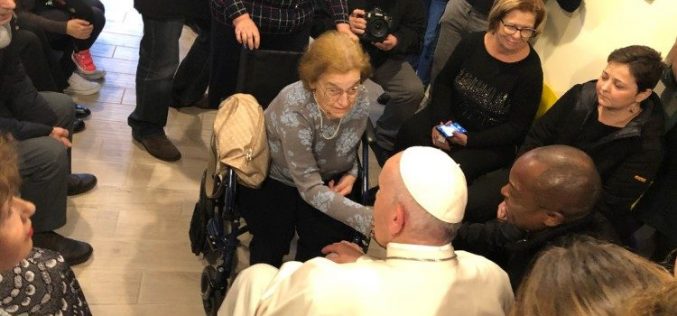 Папата посети центар за нега на лица болни од Алцхајмерова болест
