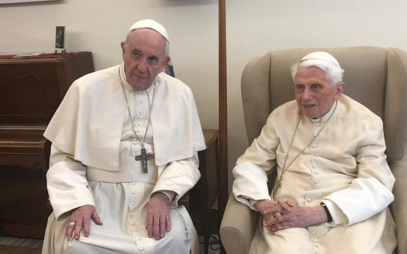 Папата Фрањо го посети почесниот папа Бенедикт XVI