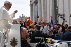 Папата се сретна со учесниците на Унив 2019