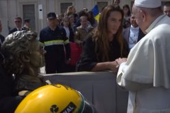 Папата доби оргинална кацига на Аиритон Сена