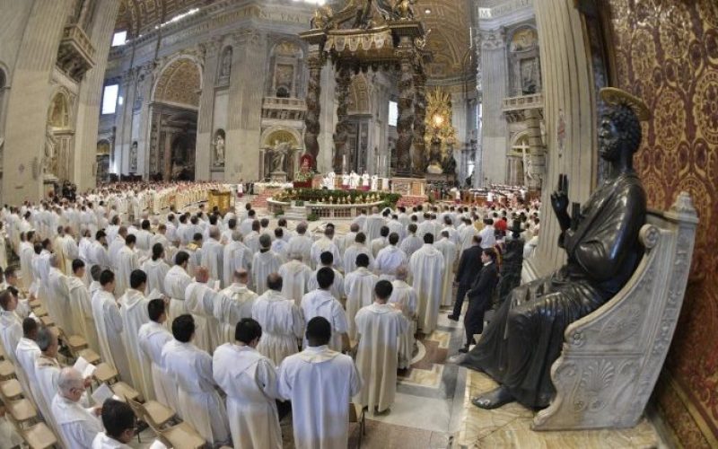 Папата до свештениците: Грижа за народот и против клерикализмот