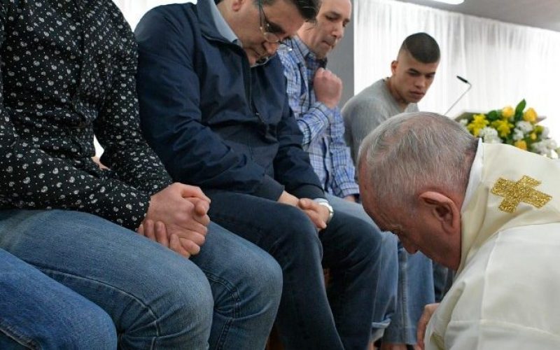 Папата ги изми нозете на затворениците за време на Мисата Вечера Господова