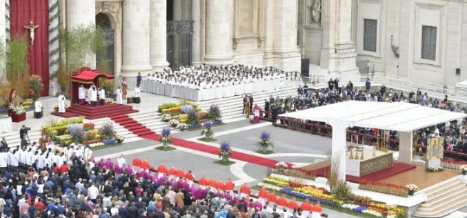 Папата служеше света Воскресна Миса на плоштадот Свети Петар