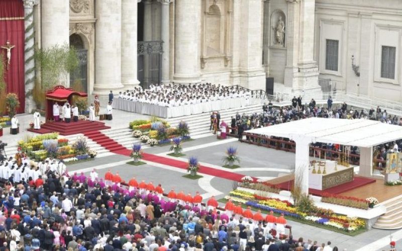Папата служеше света Воскресна Миса на плоштадот Свети Петар