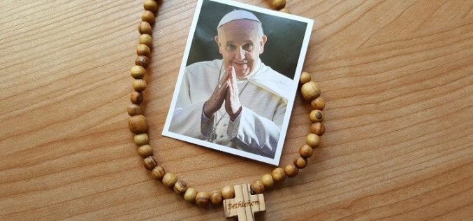  Папата подари 6000 бројаници на млади поклоници
