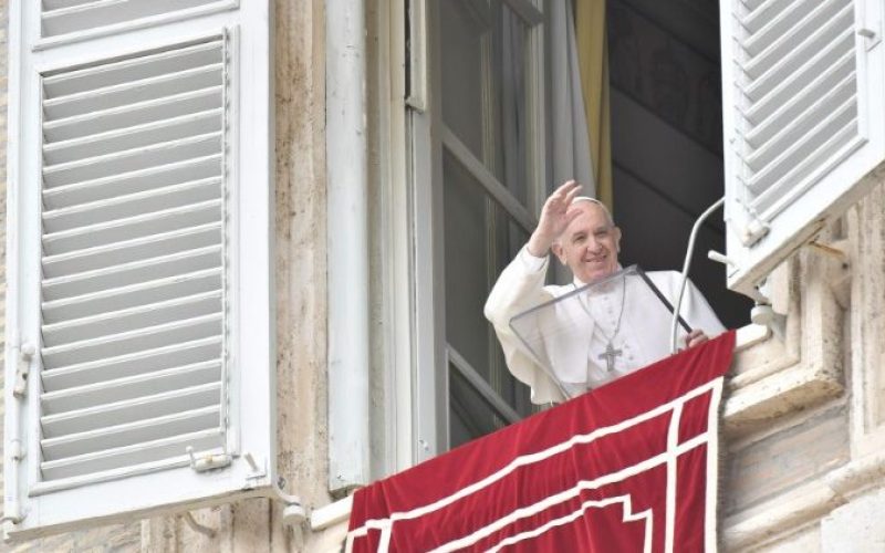 Папата го честита Велигден на верниците од Источните Цркви