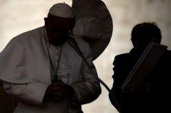 Папата се моли за жртвите од нападот врз црква во Буркина Фасо