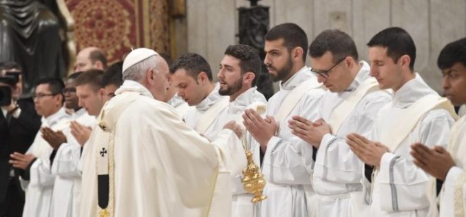 Папата до 19 нови свештеници: Бидете блиску до Божјиот народ
