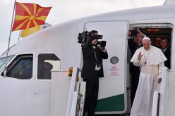Папата ја заврши својата апостолска посета на Македонија