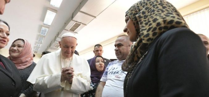 Папата го посети прифатниот центар за бегалци „Враждебна“ во Софија