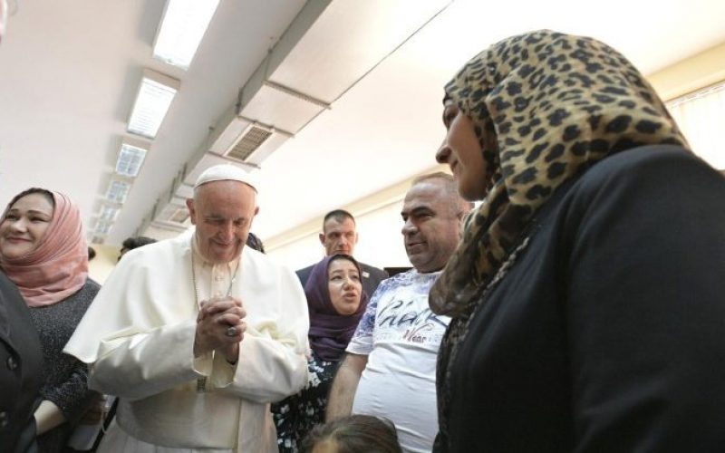 Папата го посети прифатниот центар за бегалци „Враждебна“ во Софија