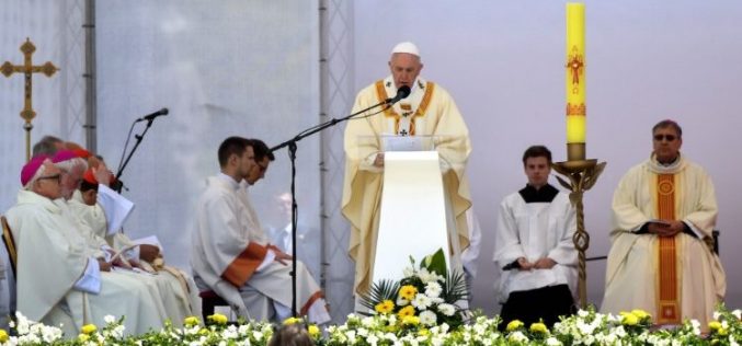 На крајот од светата Литургија епископот Стојанов се заблагодари на Светиот Отец