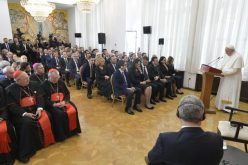 Папата се сретна со преставниците на државните власти, цивилното општество и дипломатски кор
