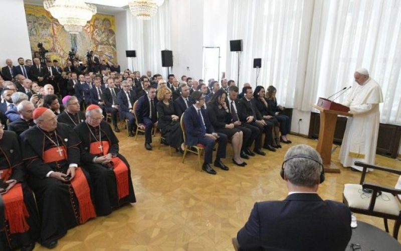 Папата се сретна со преставниците на државните власти, цивилното општество и дипломатски кор