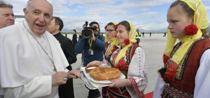 Папата Фрањо пристигна во Македонија
