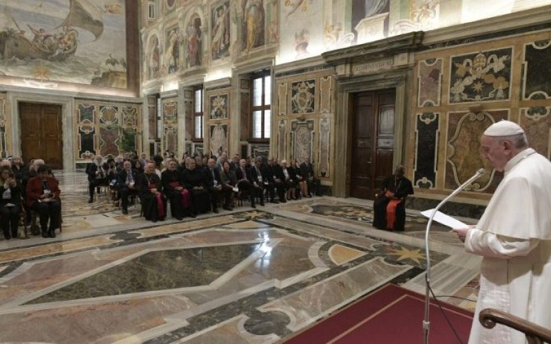 Папата: Аеродромите нека бидат мостови за средба со Христос