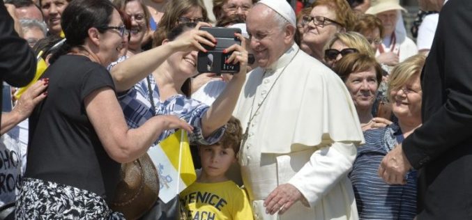 Папата: Излезете од самодопадливоста и не задржувајте ги Божјите дарови за себе