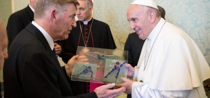 Папата: Спортот нека биде во служба на луѓето
