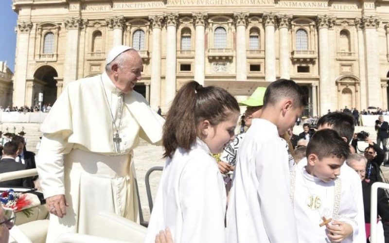 Папата: Евхаристијата нека биде центар на нашиот живот
